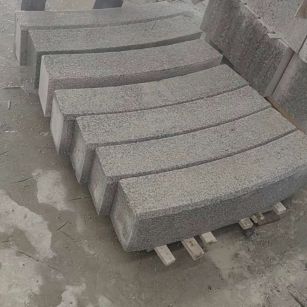 遵义芝麻白弧形路牙石