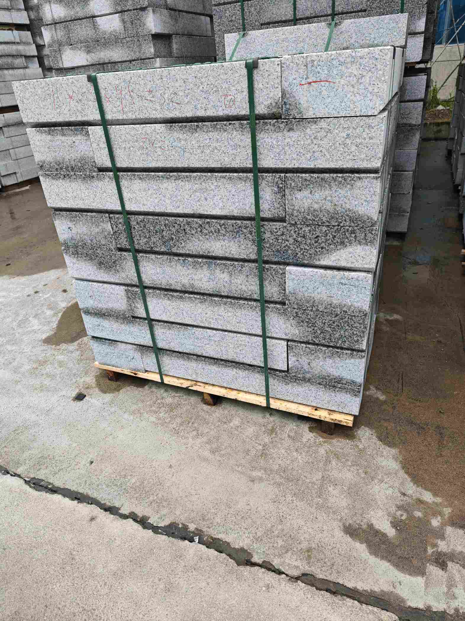 遵义芙蓉白路牙石，马路牙子